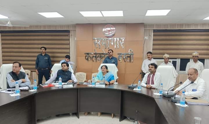 राज्यमंत्री श्रीमती विजय लक्ष्मी गौतम ने कलेक्ट्रेट सभागार में अधिकारियों के साथ 