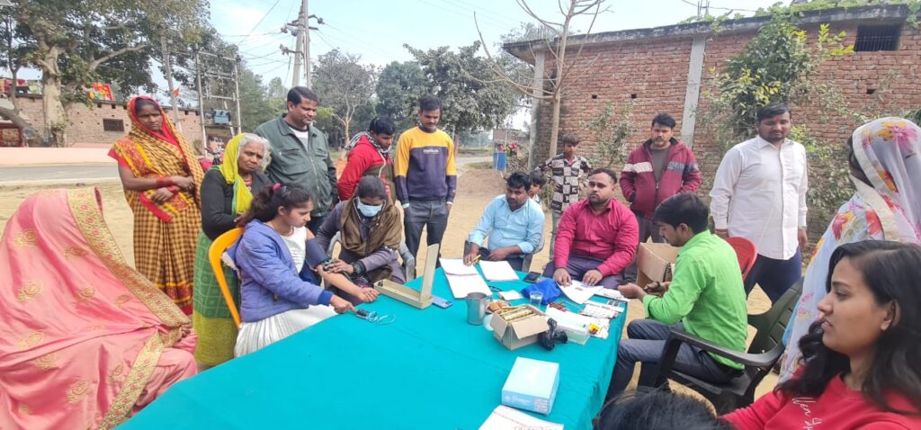 हसन मल्टी स्पेशलिटी हॉस्पिटल के डॉक्टर रोगियों का निःशुल्क परिक्षण करते हुए 