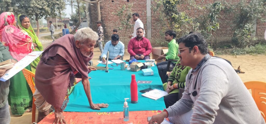 निशुल्क स्वास्थ शिविर में रोगियों के समस्याओं को सुनते हुए हसन मल्टी स्पेशलिटी हॉस्पिटल के डॉक्टर।  