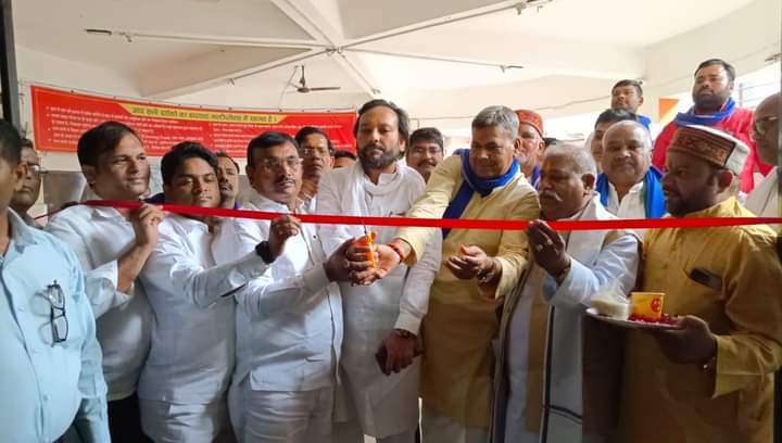 बहुजन समाज पार्टी के केन्द्रीय चुनाव कार्यालय का उद्घाटन करते  हुए.